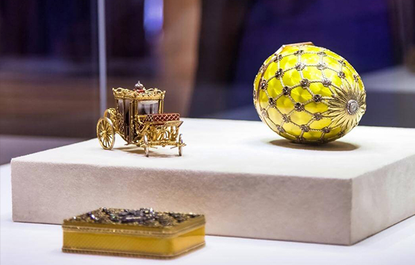 Gelb-goldenes Krönungs-Fabergé-Ei mit einer goldenen Miniaturkutsche