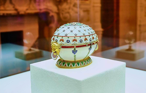 Fabergé-Renaissance-Ei aus weißer Emaille mit diamantenen Glückskleen