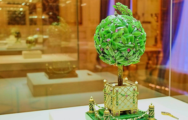 Ein mit farbigen Edelsteinen verziertes Fabergé-Lorbeer-Ei