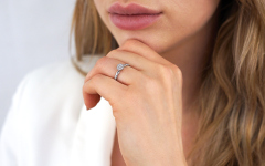 Verlobungsring aus Weißgold mit Brillanten 0,070 ct - IZBR734A - am Modell